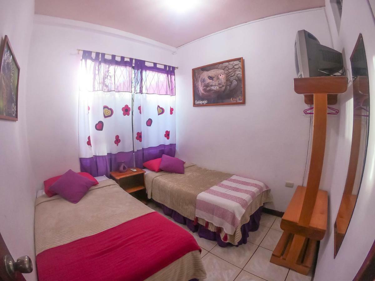 Tintorera Guest House Puerto Ayora  Exterior photo